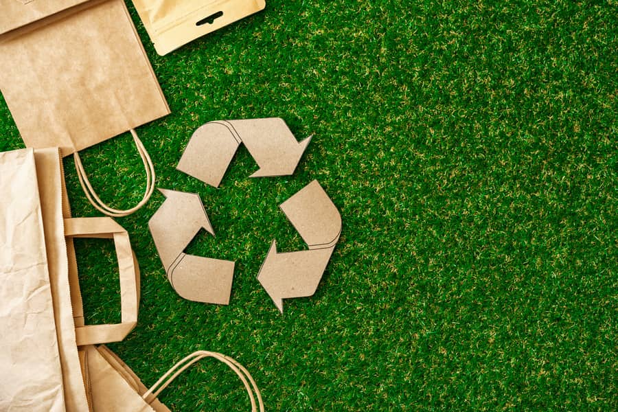Bolsas de papel y logo de reciclaje, la sostenibilidad mejora la imagen pública